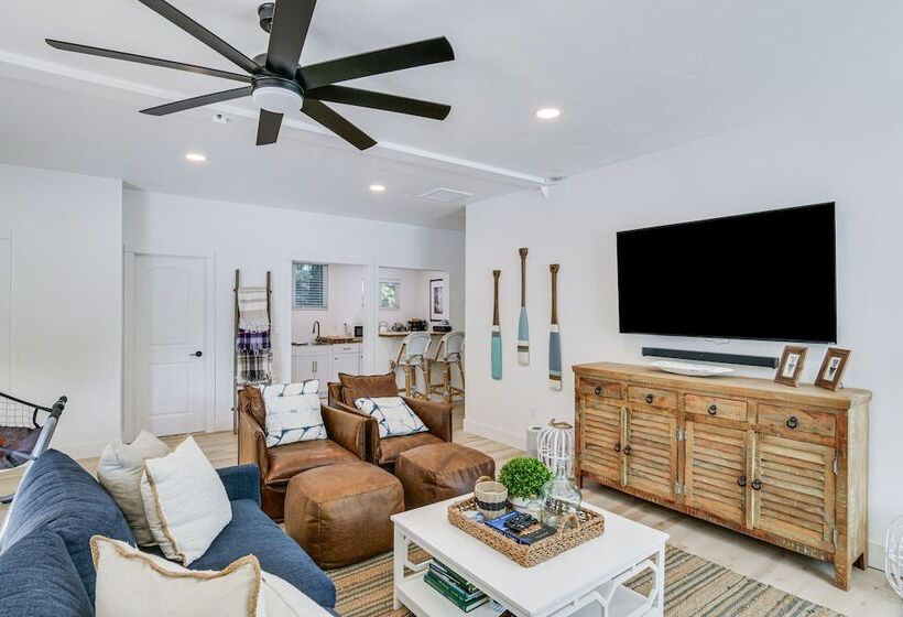 Westwood Cabin: Lake Almanor Across The Street!