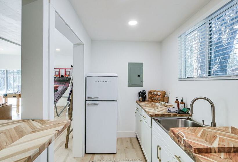 Westwood Cabin: Lake Almanor Across The Street!