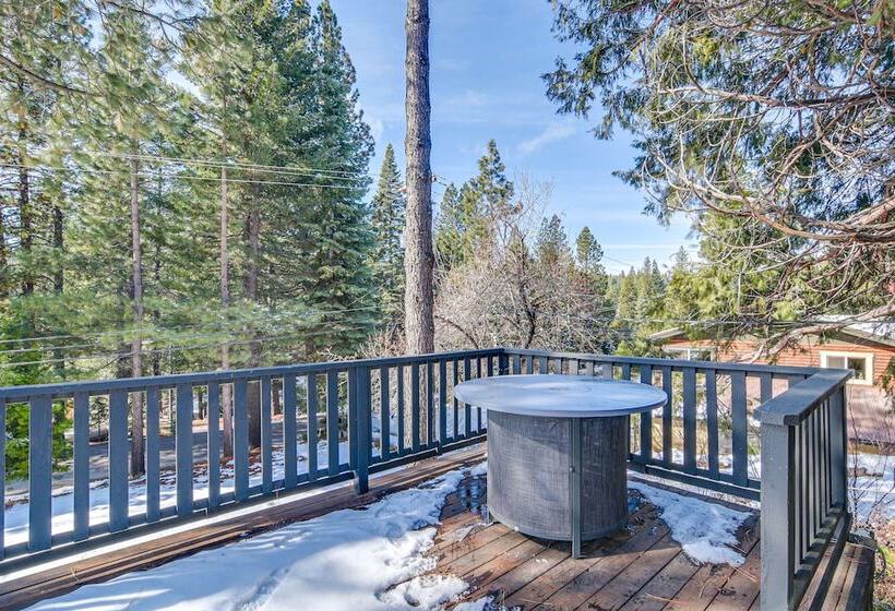 Westwood Cabin: Lake Almanor Across The Street!
