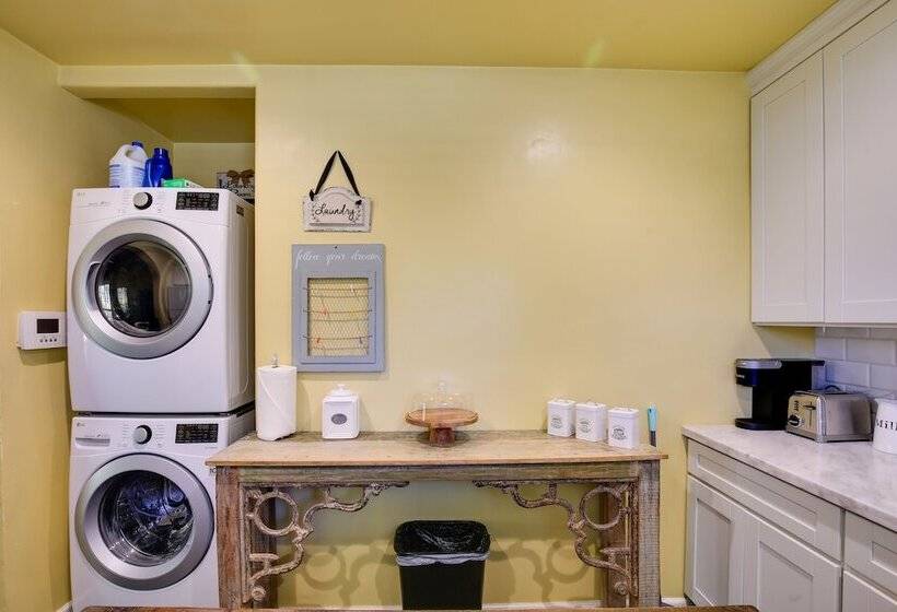 Artsy Long Beach Home W/ Patio: 2 Mi To Downtown!