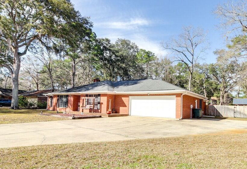 Beautiful Hinesville Retreat W/ Lanai & Pool!