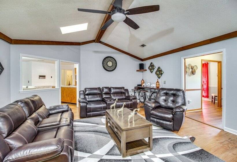 Beautiful Hinesville Retreat W/ Lanai & Pool!