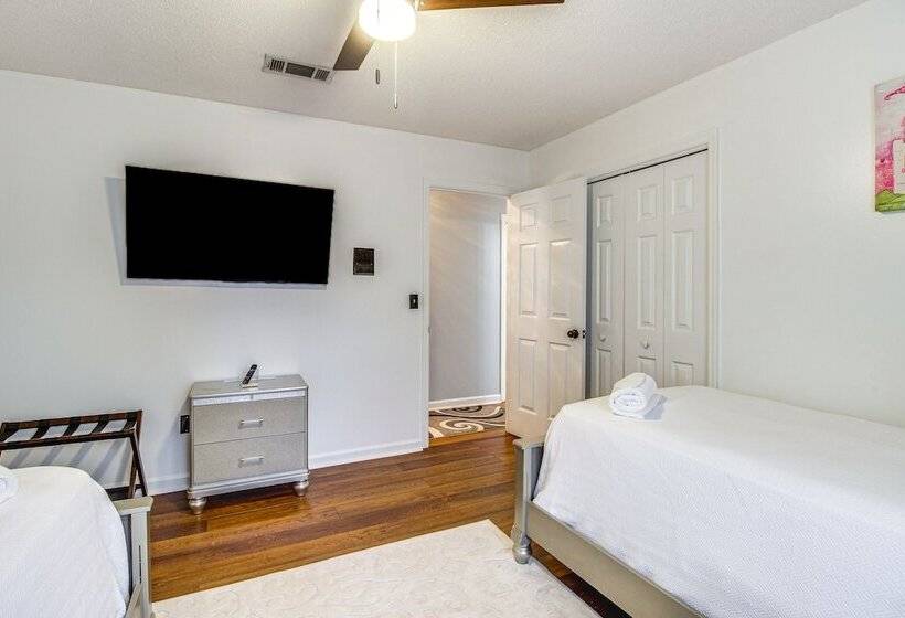 Beautiful Hinesville Retreat W/ Lanai & Pool!