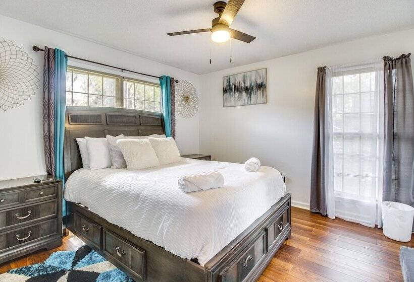 Beautiful Hinesville Retreat W/ Lanai & Pool!