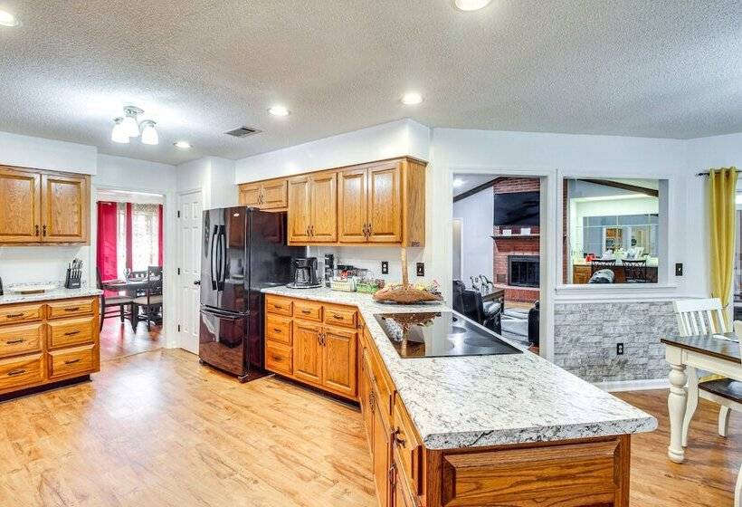 Beautiful Hinesville Retreat W/ Lanai & Pool!