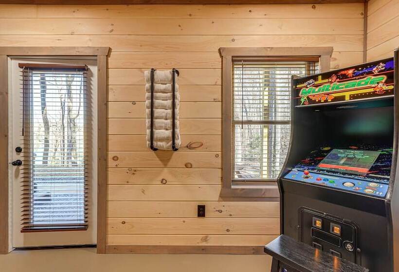 Cabin W/ Hot Tub & Sauna: 5 Mi To Dtwn Blue Ridge!