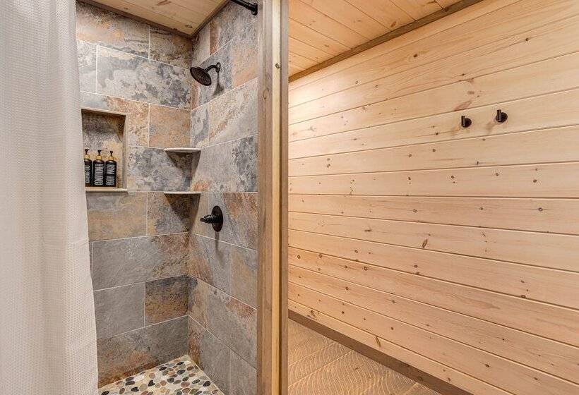 Cabin W/ Hot Tub & Sauna: 5 Mi To Dtwn Blue Ridge!