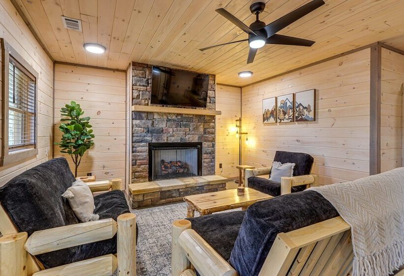 Cabin W/ Hot Tub & Sauna: 5 Mi To Dtwn Blue Ridge!