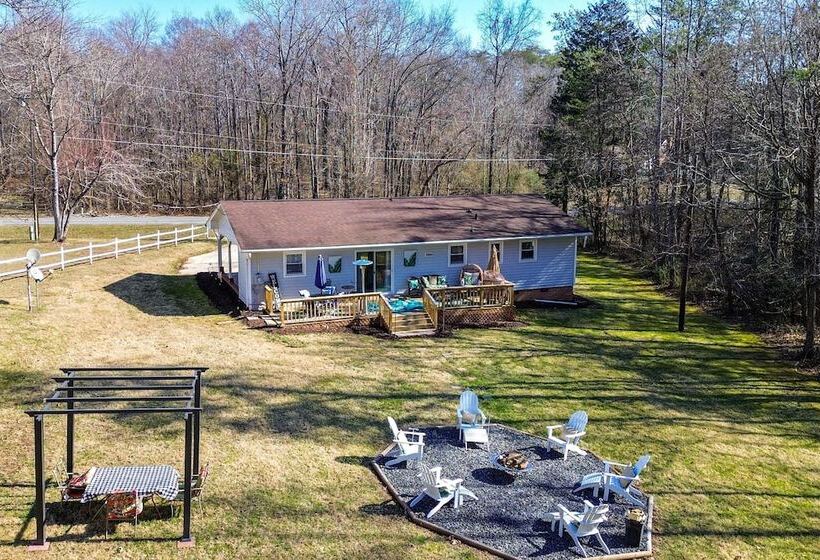 Charming Eden Home W/ Furnished Deck & Fire Pit!