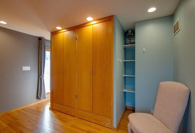 Charming Illinois Retreat W/ Hot Tub, Deck & Grill