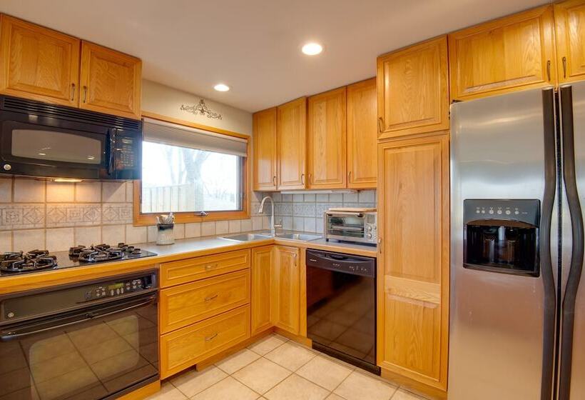 Charming Illinois Retreat W/ Hot Tub, Deck & Grill