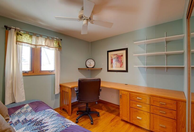 Charming Illinois Retreat W/ Hot Tub, Deck & Grill