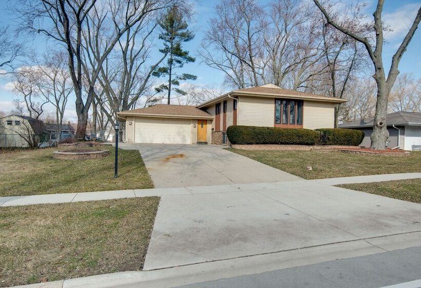 Charming Illinois Retreat W/ Hot Tub, Deck & Grill
