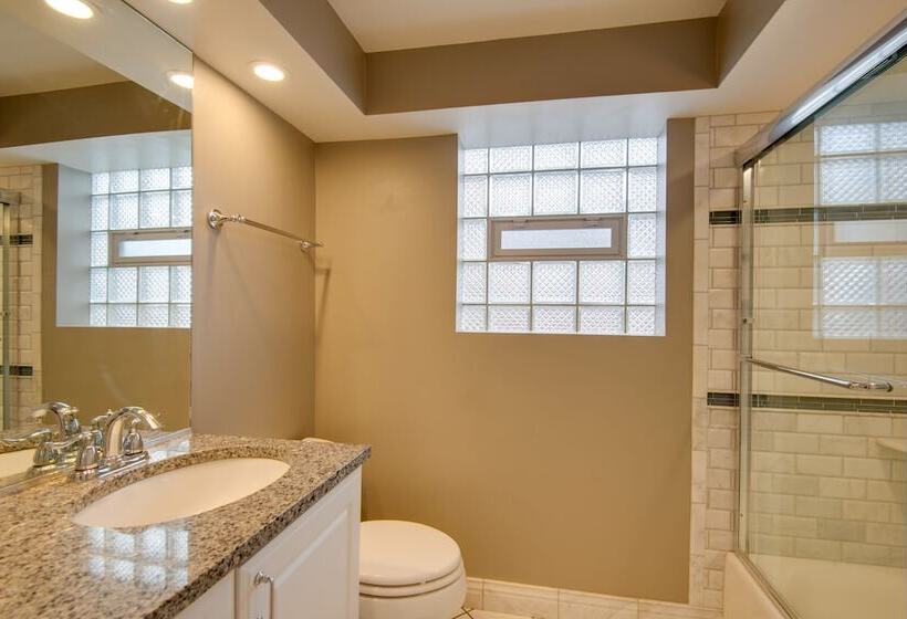 Charming Illinois Retreat W/ Hot Tub, Deck & Grill