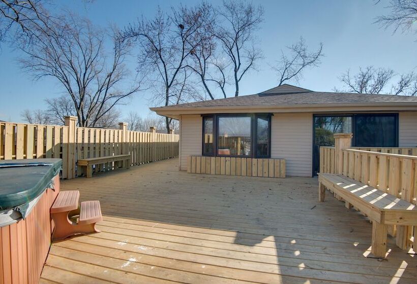 Charming Illinois Retreat W/ Hot Tub, Deck & Grill