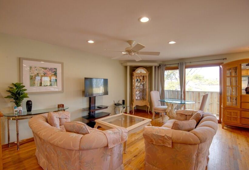 Charming Illinois Retreat W/ Hot Tub, Deck & Grill