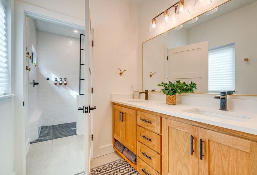 Chic Burnet Home On Lake Buchanan W/ 2 Fireplaces!