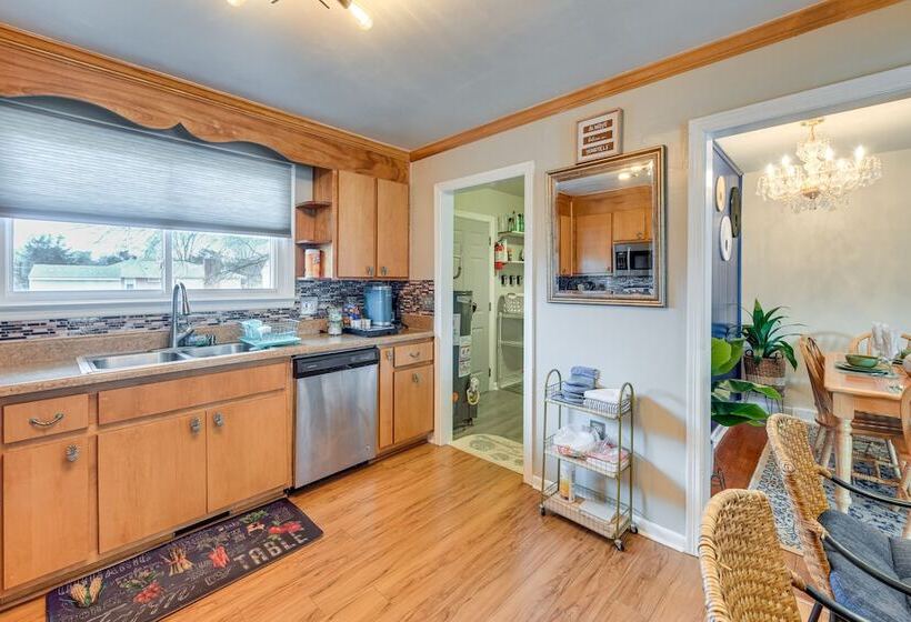 Colonial Heights Home W/ Large Yard & Bbq Grill!