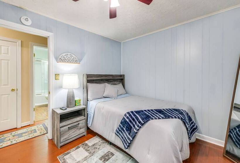 Colonial Heights Home W/ Large Yard & Bbq Grill!