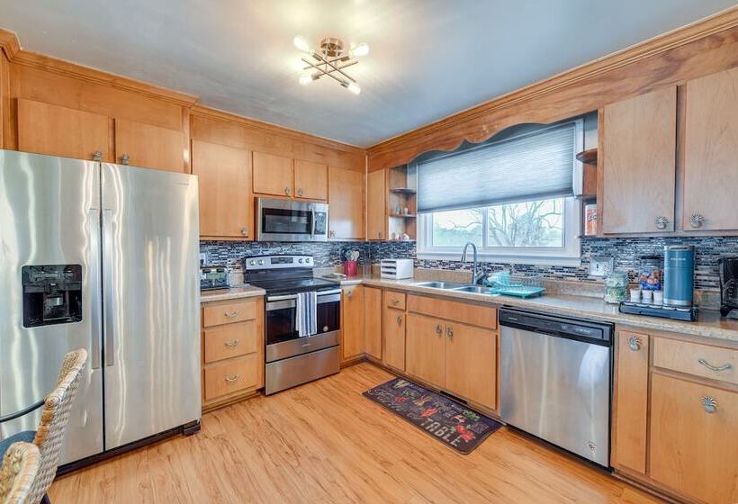 Colonial Heights Home W/ Large Yard & Bbq Grill!