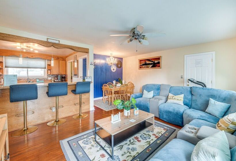 Colonial Heights Home W/ Large Yard & Bbq Grill!