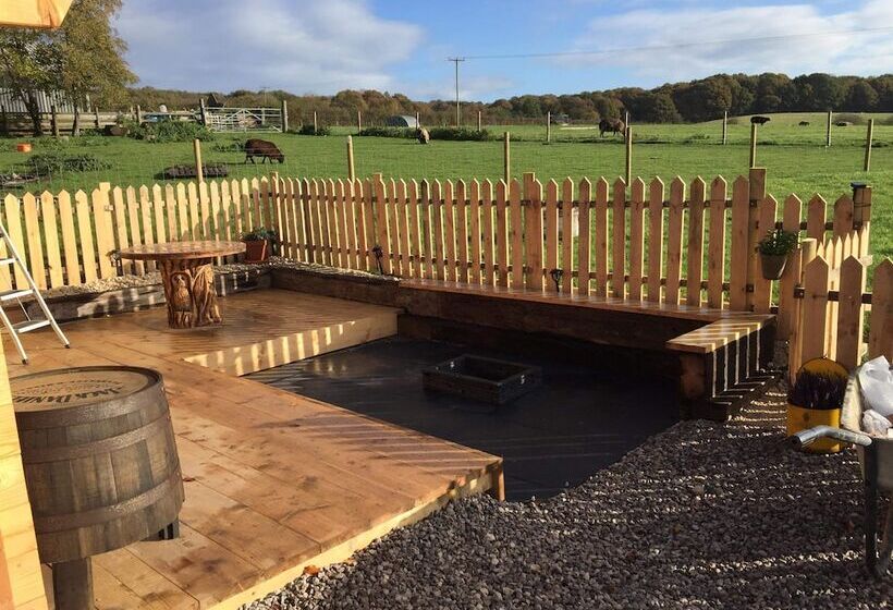 Cosy 1 Bed Farm Stay Cabin