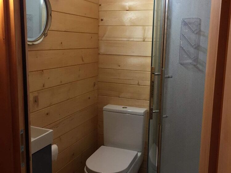 Cosy 1 Bed Farm Stay Cabin