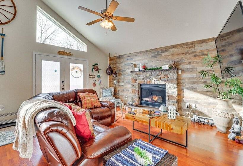 Cozy Albrightsville Home: Community Lake & Beach!