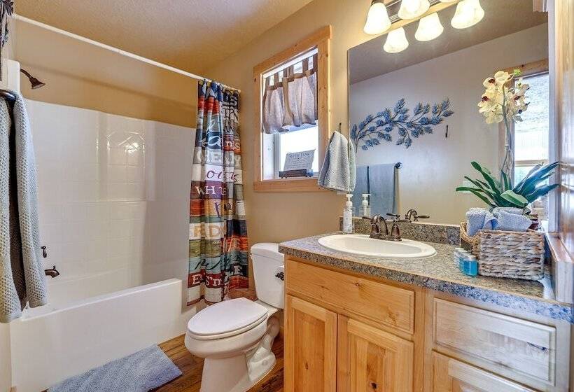 Cozy Duck Creek Village Cabin W/ Hot Tub & Views!