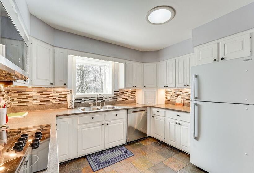 Cozy Fair Haven Home With Mountain Views!