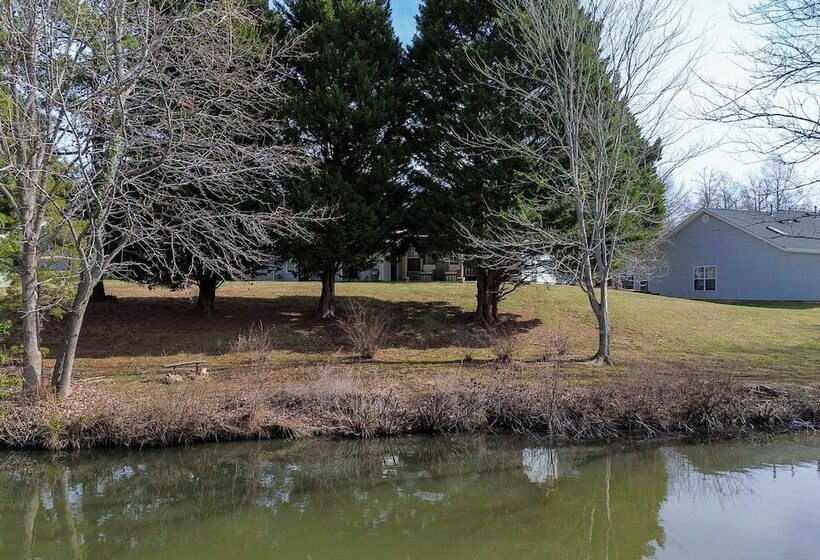 Cozy Greensboro Vacation Rental, 5 Mi To Downtown