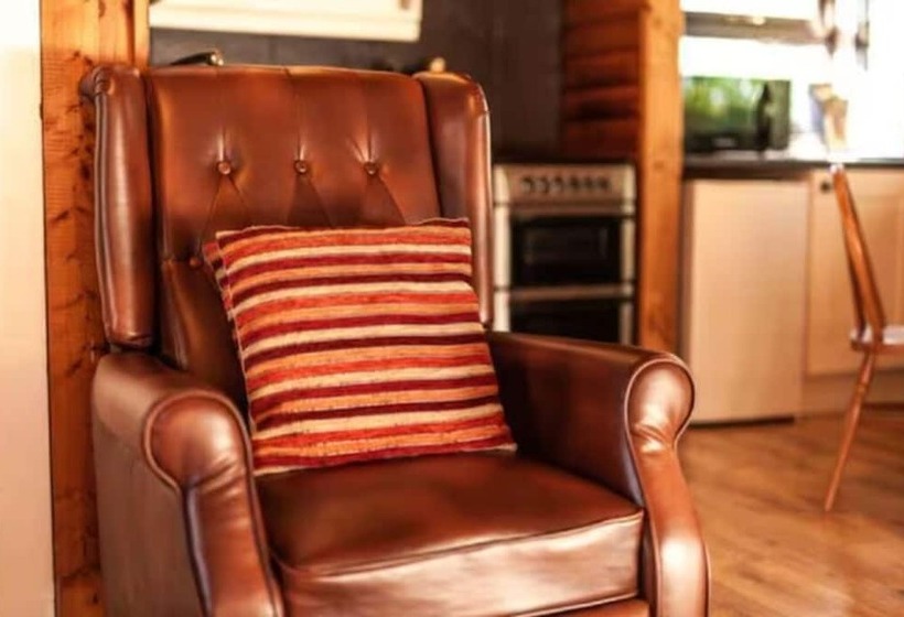 Cozy Mountain 2 Bed Log Cabin