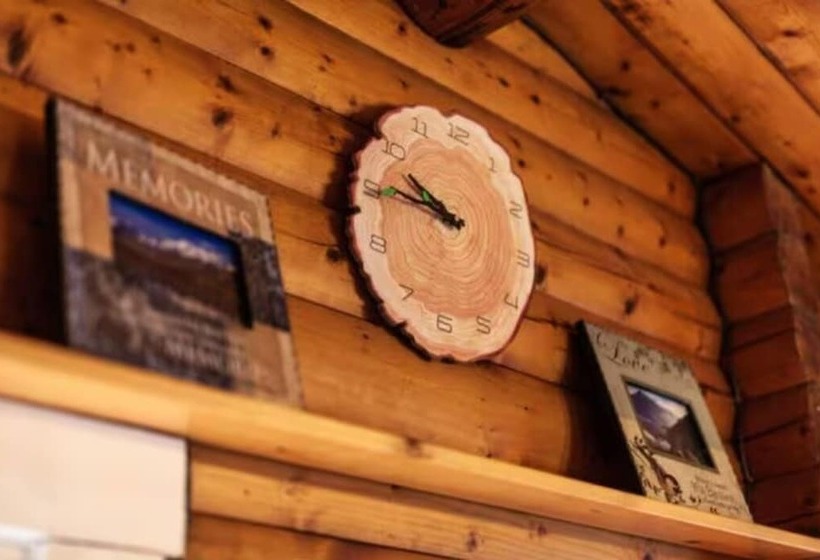 Cozy Mountain 2 Bed Log Cabin