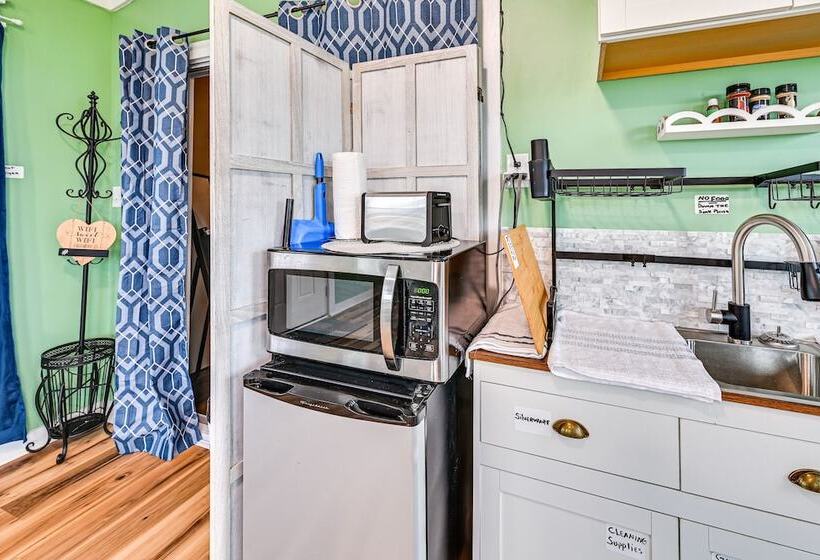 Cozy & Quiet Paint Lick Escape W/ Spa Services!