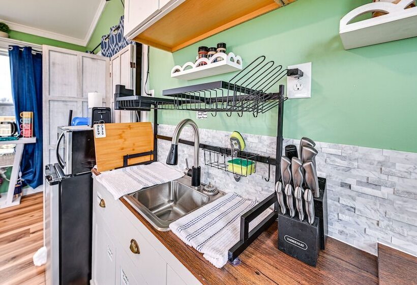 Cozy & Quiet Paint Lick Escape W/ Spa Services!