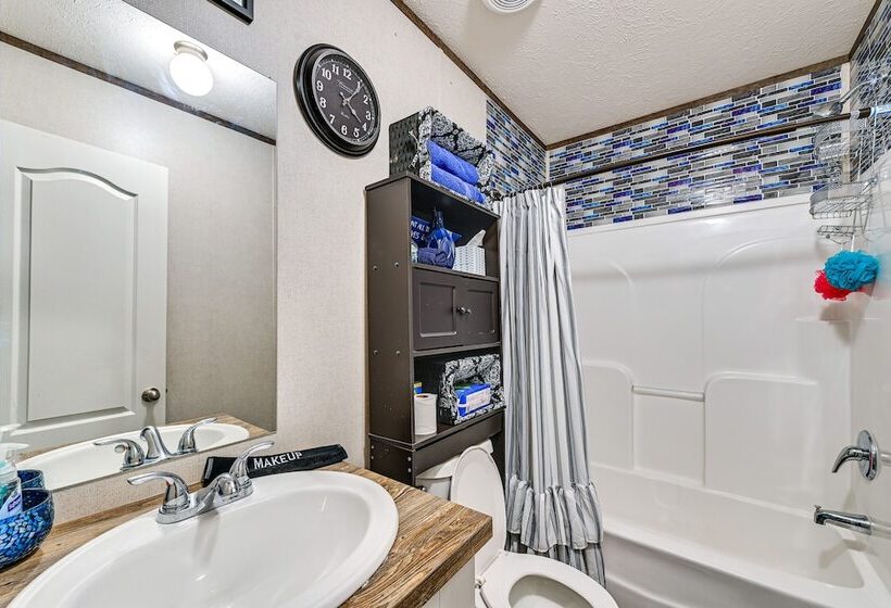 Cozy & Quiet Paint Lick Escape W/ Spa Services!