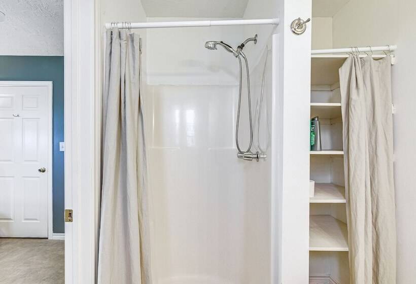 Walk To Shore: Crystal Beach Home W/ Deck!