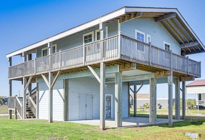 Walk To Shore: Crystal Beach Home W/ Deck!