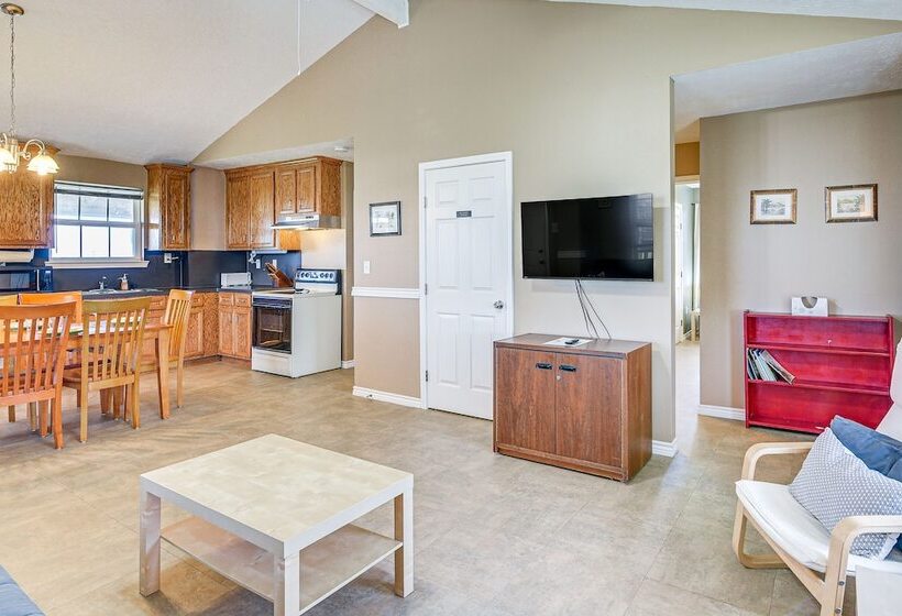 Walk To Shore: Crystal Beach Home W/ Deck!