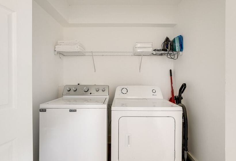 Decatur Home W/ Deck   9 Mi To State Farm Arena!