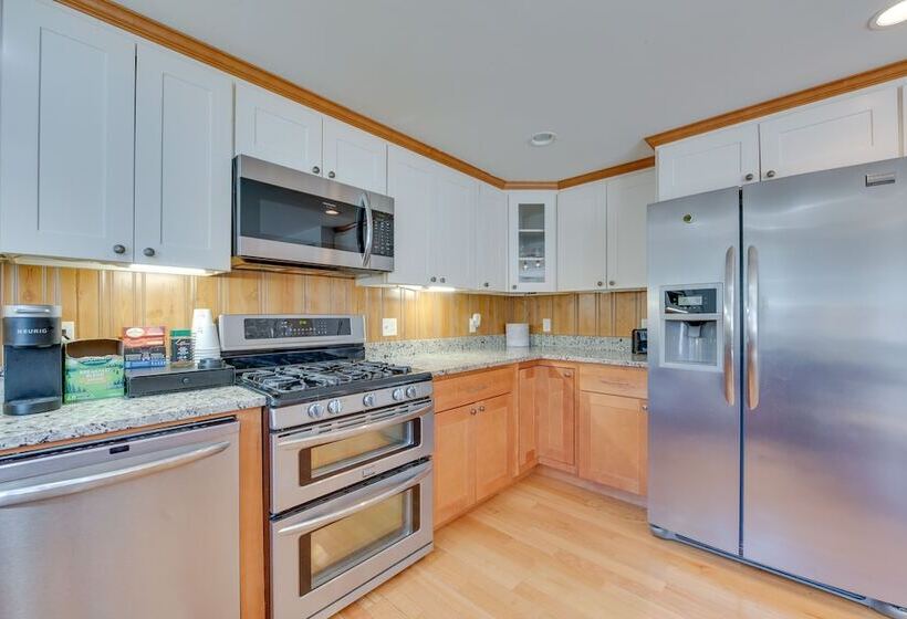 Downtown Ogunquit Home: 1 Mi To Beach!