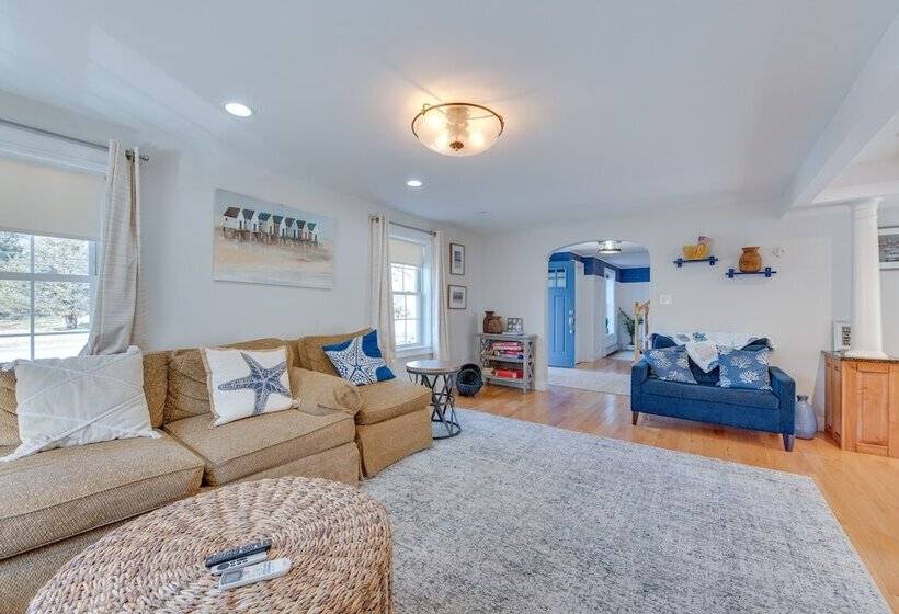 Downtown Ogunquit Home: 1 Mi To Beach!