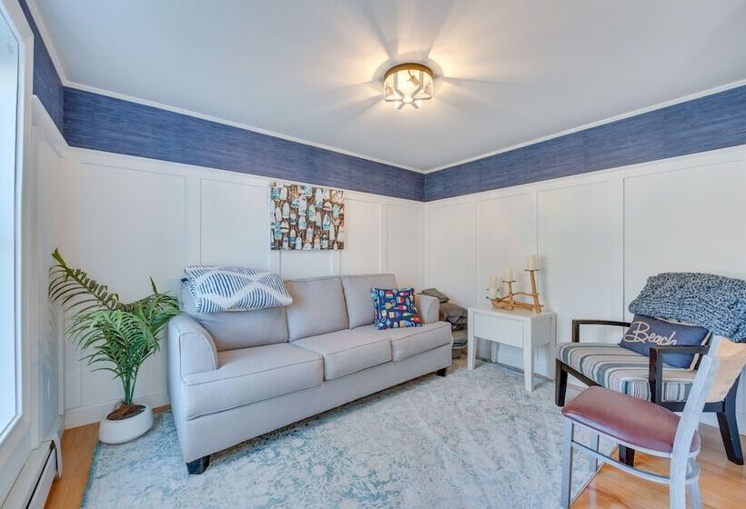 Downtown Ogunquit Home: 1 Mi To Beach!