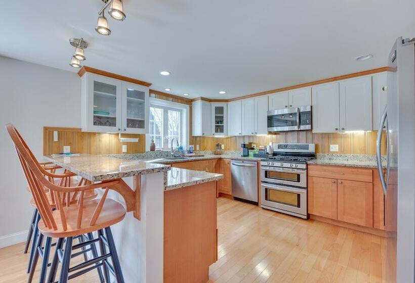 Downtown Ogunquit Home: 1 Mi To Beach!