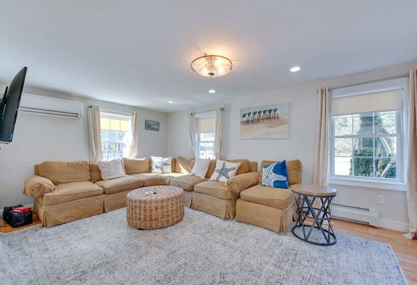 Downtown Ogunquit Home: 1 Mi To Beach!