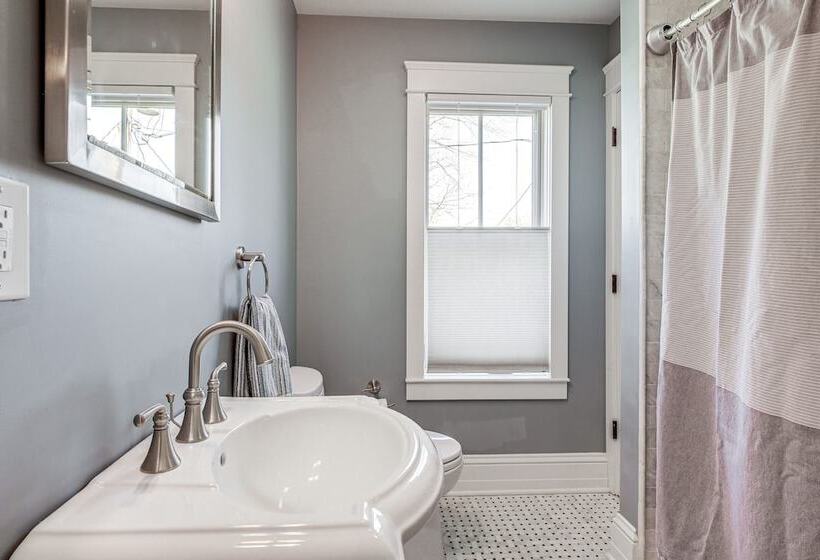 Elegant Saratoga Springs Stay: Walk To Town, Track