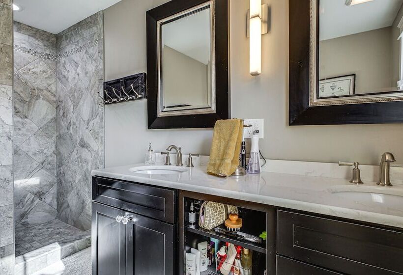 Elegant Saratoga Springs Stay: Walk To Town, Track