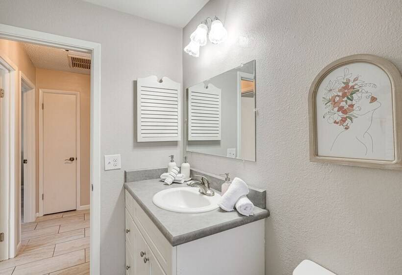 Family Friendly Lakeland Home W/ Patio + Yard!