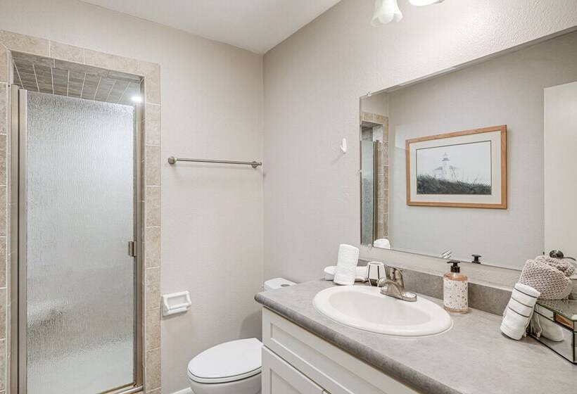 Family Friendly Lakeland Home W/ Patio + Yard!