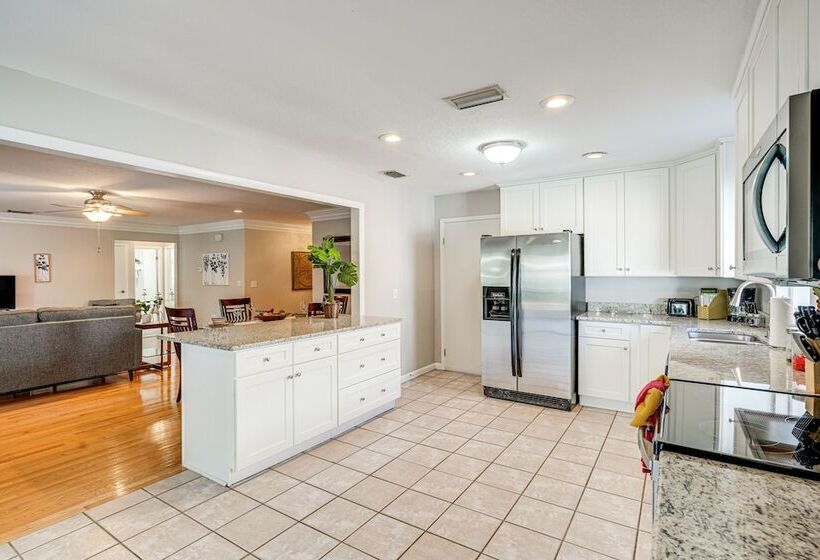 Family Friendly Lakeland Home W/ Patio + Yard!